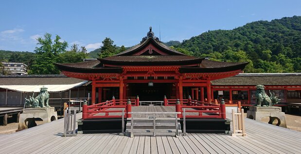 El takabutai del santuario de Itsukushima, tesoro nacional, se halla en el distrito de Miyajima de la ciudad de Hatsukaichi, en la prefectura de Hiroshima. (Fotografía de Fujisawa Shihoko).