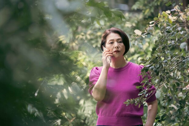 La mujer de Tamura, Anna, en el pasado fue novia de Ryūji. (© 2024 Umi no chinmoku – Inup Co., Ltd)