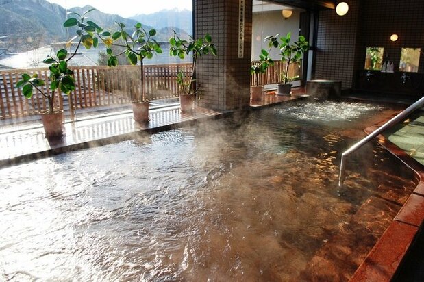 The hot springs bath at Michi no Eki Ryōkami Onsen Yakushi no Yu (© Ogano-Ryōkami Tourism Association)
