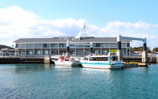 El puerto de Kuchinotsu tiene una larga historia, pues sirvió como base para el comercio con los europeos y fue uno de los puntos de penetración del cristianismo durante la segunda mitad del siglo XVI. El nuevo edificio del puerto, construido en 2020, incluye un puesto de información turística, un centro de documentación y un restaurante. (Fotografía: Amano Hisaki)