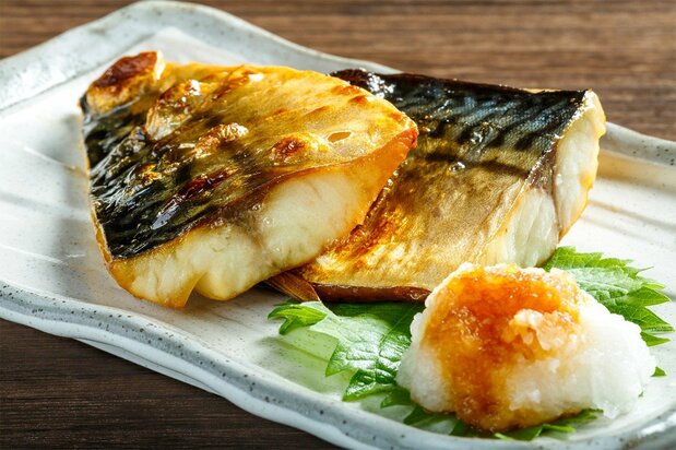 Salt-grilled mackerel with grated radish and soy sauce. (© Pixta)
