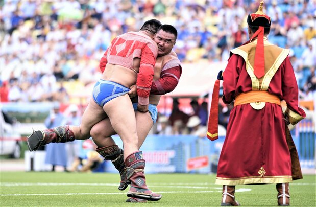 首都ウランバートル郊外の草原を会場に繰り広げられる、モンゴルの夏を彩るスポーツ祭典「ナーダム」のハイライト、モンゴル相撲の熱戦 AFP=時事
