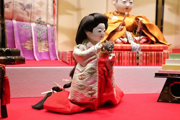 三人官女の加銚子（くわえのちょうし）持ちの小袖には精巧な刺しゅうが入っている