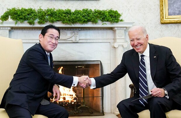 Prime Minister Kishida Fumio and US President Joe Biden shake hands at their summit meeting on January 14, 2023. (© AFP/Jiji)