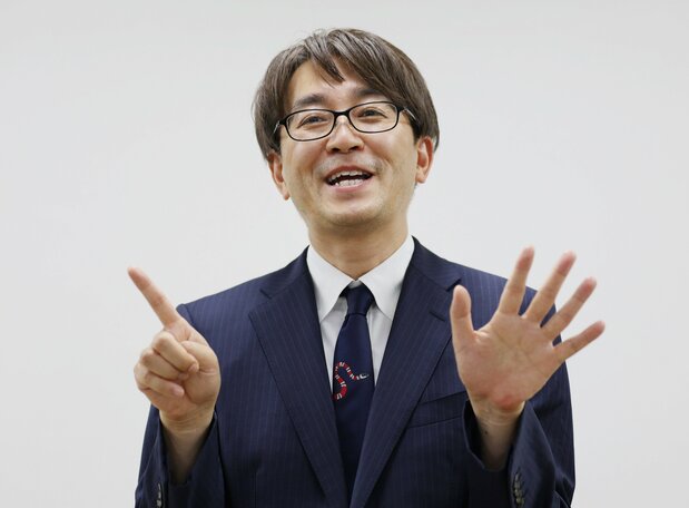 创造正式比赛合计1500次胜利纪录后，羽生善治九段在镜头前摆出代表1500的手势（2022年6月16日，大阪市福岛区，时事社）
