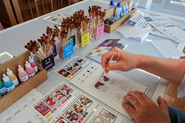 Making brightly colored hanafuda cards. (© Nippon.com)
