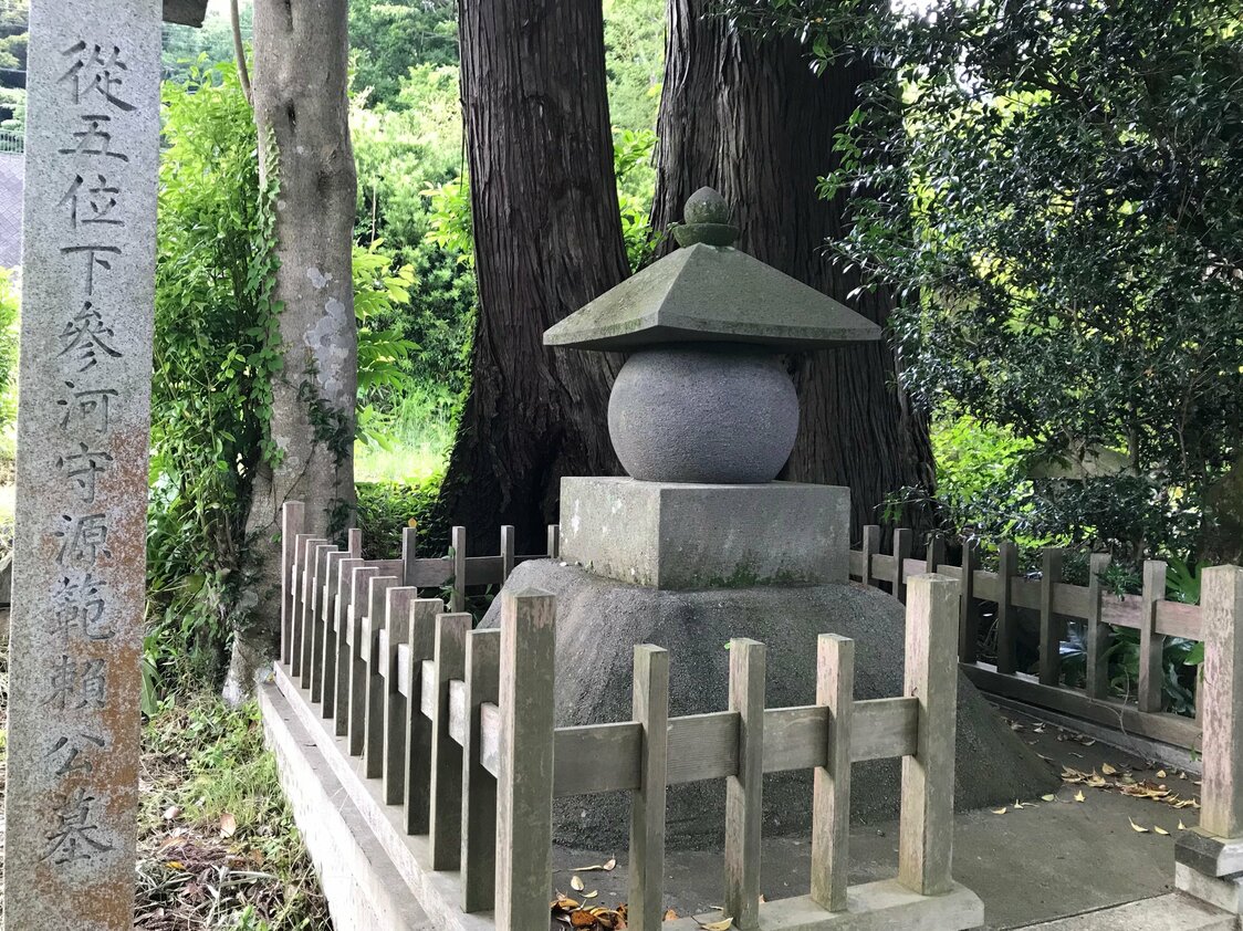 範頼の墓。隣に古民家を改装した茶庵（カフェ）がある。普段はカフェに来る観光客以外、ここへ来る人はまばら。撮影 : 小林明