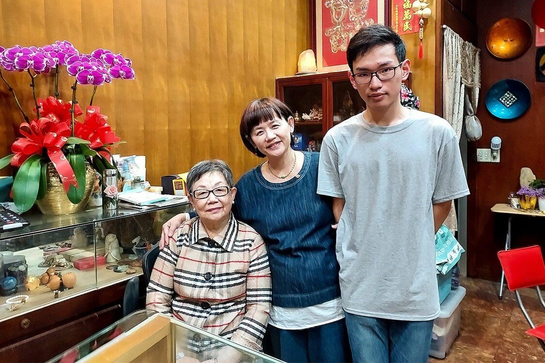 中央が現・オーナーの林秋瑾さん、林ママと甥っ子さんと共に