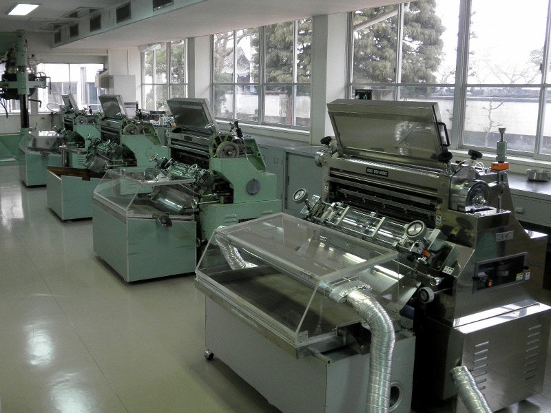 最新の製造機械が並ぶ現在の高根沢工場の内部（提供・宇津救命丸）