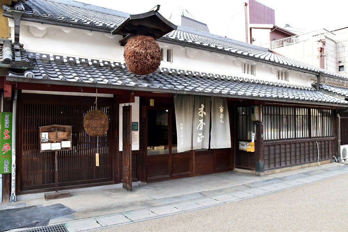 江戸後期（1818年）に創業した木屋正酒造。お伊勢参りの道「初瀬街道（はせかいどう）」沿いに酒蔵を構えている。創業時の木造の蔵に改装を重ね、現在も使っている