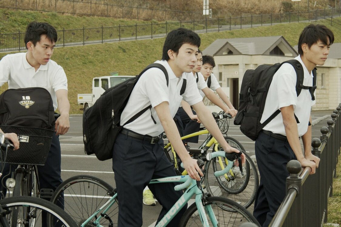 彰（右端）は転校先の学校で陰湿ないじめに遭う　© 2021 HAKODATE CINEMA IRIS