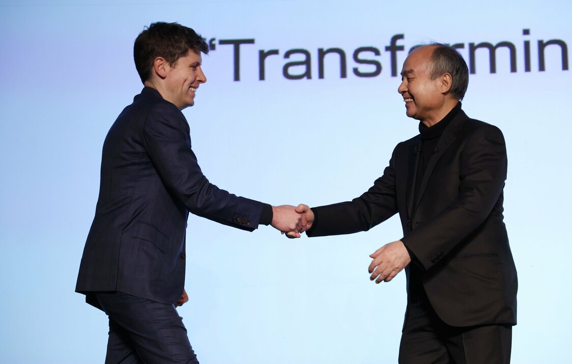 オープンAIのサム・アルトマン最高経営責任者（左）とソフトバンクグループの孫正義会長兼社長＝2025年2月3日、東京都千代田区（時事）