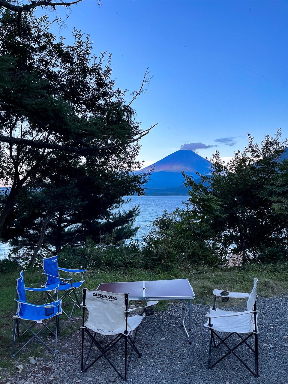 小木屋前摆放着租赁的桌椅