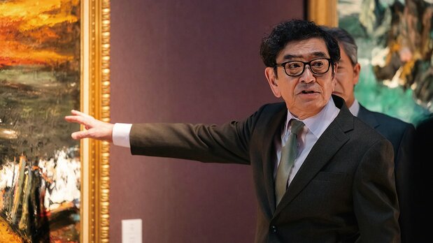 Ishizaka Kōji da vida a Tamura Shūzō, pintor con cierta historia con Ryūji; el actor, a su vez, posee profundos conocimientos sobre pintura. (© 2024 Umi no chinmoku – Inup Co., Ltd)