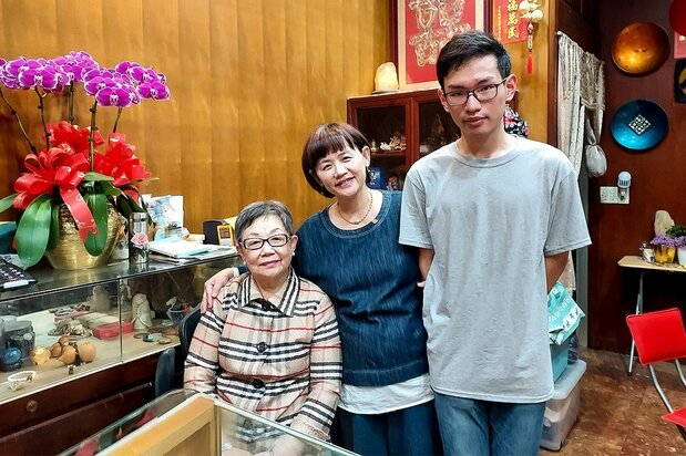 中央が現・オーナーの林秋瑾さん、林ママと甥っ子さんと共に