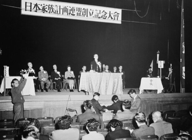 Conférence commémorant en avril 1954 la création du planning familial japonais. (Kyôdô)