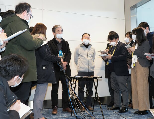 Japanese citizens flown home from Wuhan talk to members of the press at Haneda Airport on January 29, 2020. (© Jiji)