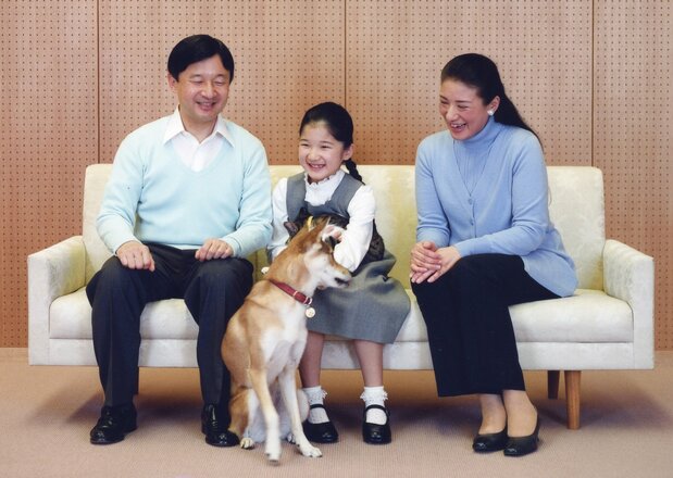 愛犬を囲んで微笑まれる両陛下と愛子さま=2010年12月2日、東宮御所(ロイター)