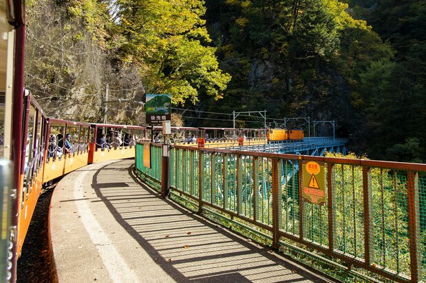 The train leaves Kuronagi Station, heading for Atobiki Bridge.