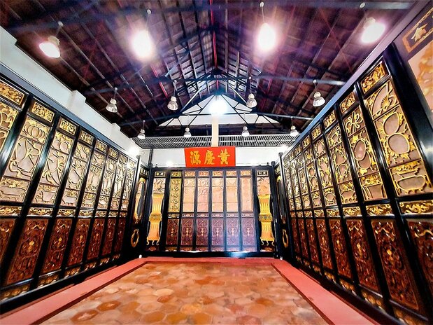 日本統治時代に建てられた鹿港公会堂で開催された「金銀格扇」展。表の金色面はお祝いごとに、裏返すと全面が銀色になっており不祝儀にも使用できる