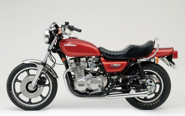 「KZ」という呼称が最初に使われた「カワサキ KZ900LTD」。ロードスポーツの「Z900」をアメリカンスタイルに仕立てたモデルで、このLTDシリーズの大ヒットによりカワサキは大いに躍進した(カワサキモータース提供)