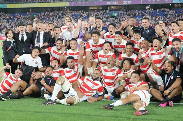 The Japanese team and coaching staff post for celebratory photos following the October 13 win over powerhouse Scotland at International Stadium Yokohama. (© Jiji)