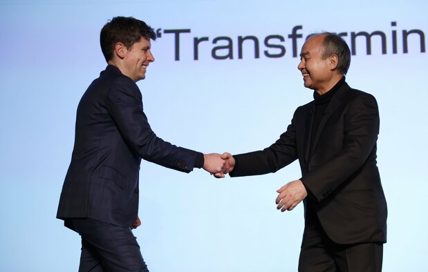 OpenAI公司首席执行官萨姆・奥特曼(左)与软银集团董事长兼总经理孙正义(2月3日下午,东京都千代田区)