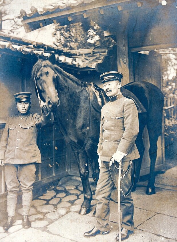 軍服姿の森鷗外(右)と愛馬。1912年撮影(文京区立森鷗外記念館蔵)
