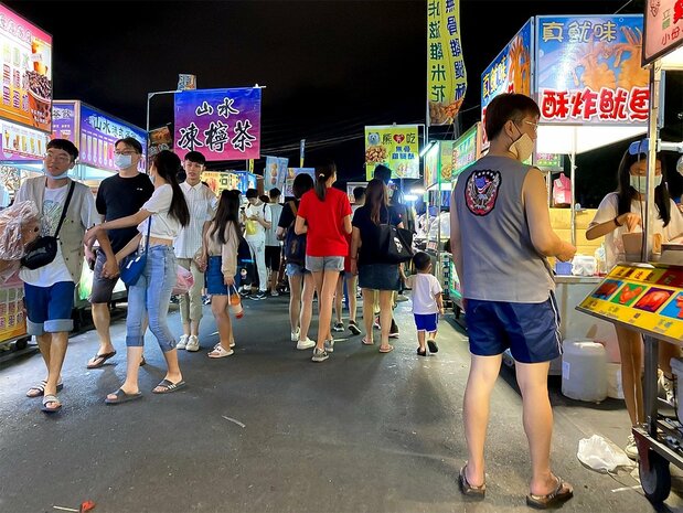 サンダルで夜市を散策する人々(筆者撮影)