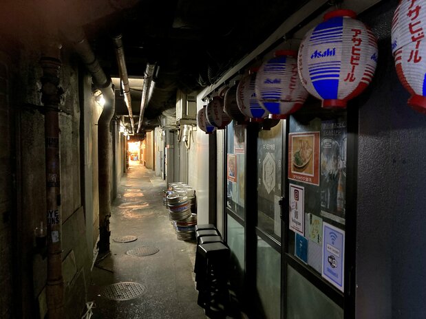 Sanchoku Inshokugai, junto a la estación Yūrakuchō, se halla encajonada bajo las vías de la Yamanote. (© Gianni Simone)
