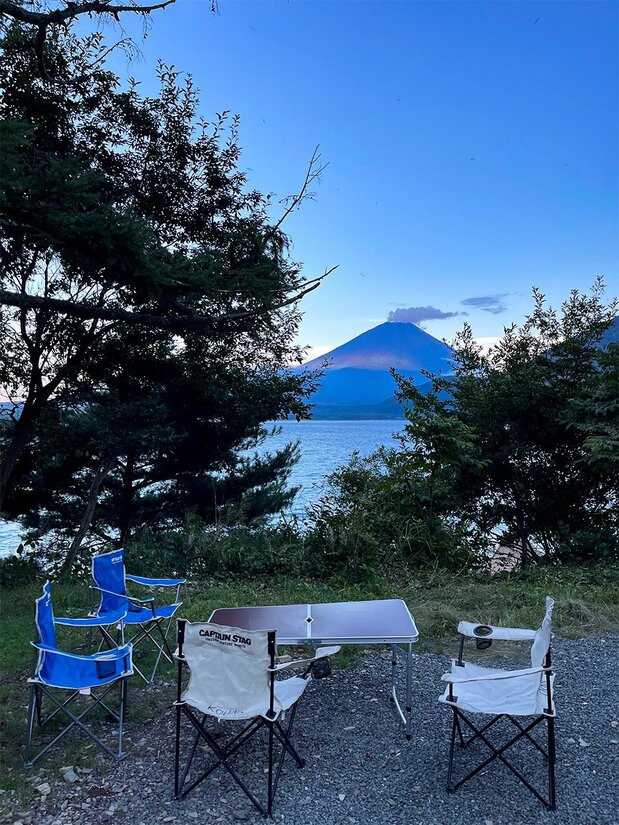小木屋前摆放着租赁的桌椅