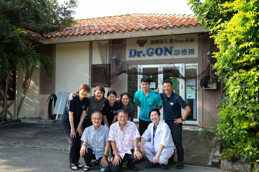 琉球(りゅうきゅう)赤瓦を使った南国情緒あふれる診療所。医師3人、職員8人が勤務する