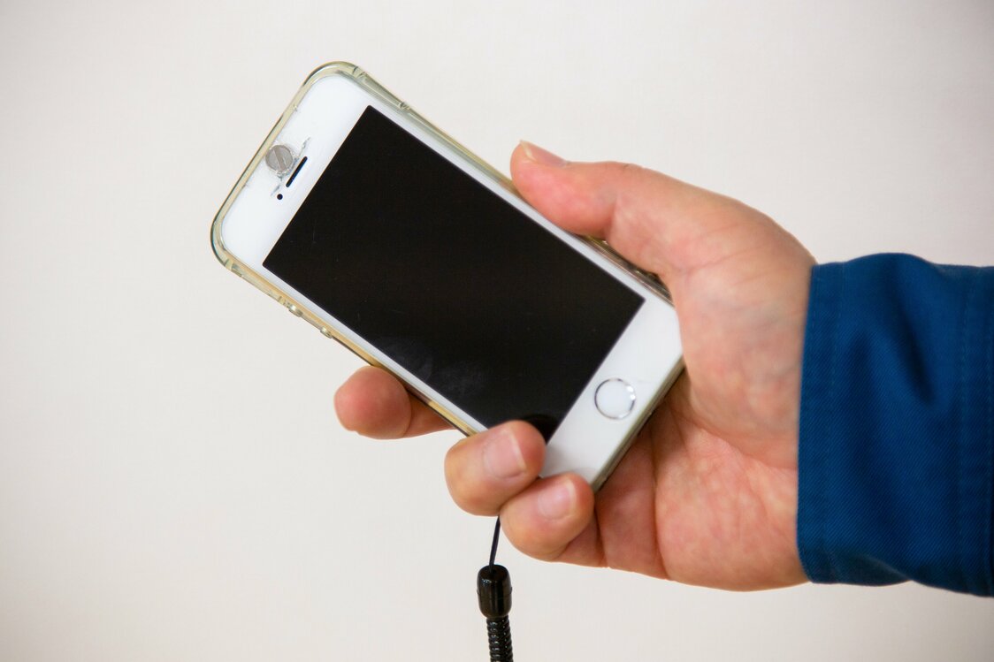 構内で働く人は、事前に登録した携帯電話を持ち込むことができる。カメラのレンズはシールで封印され、撮影できないようになっている