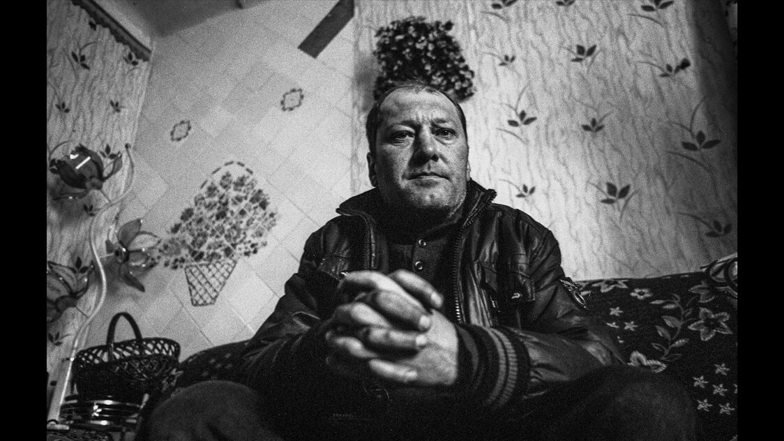 閉鎖直前の炭鉱から帰る途中、ウクライナ軍にスパイ容疑で拘束された男性。捕虜交換で帰還する　©All4films, s.r.o, Punkchart films, s.r.o., RTVS Rozhlas a televízia Slovenska
