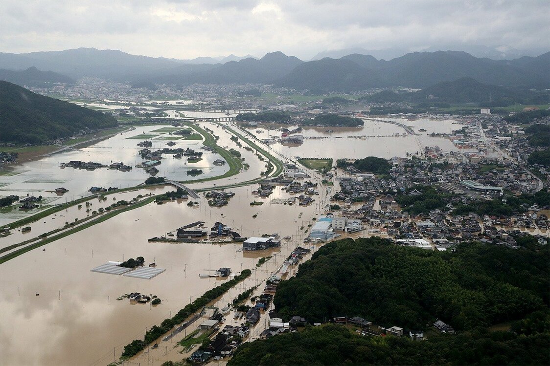 Flooding of Kitagata Station (at front), paddy fields, and residential areas in Takeo, Saga Prefecture, on August 28, 2019. (© Jiji)