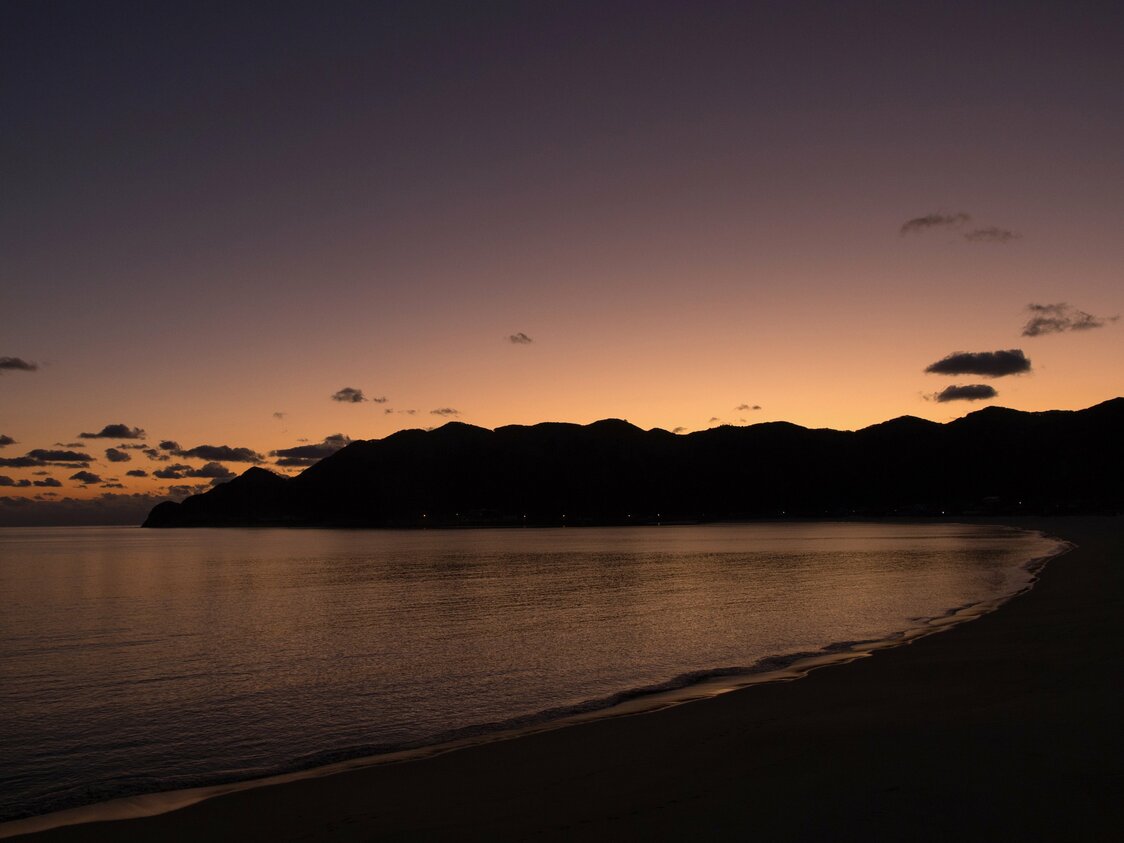 2018年大みそか、下甑島の南部にある手打湾の美しい夕景
