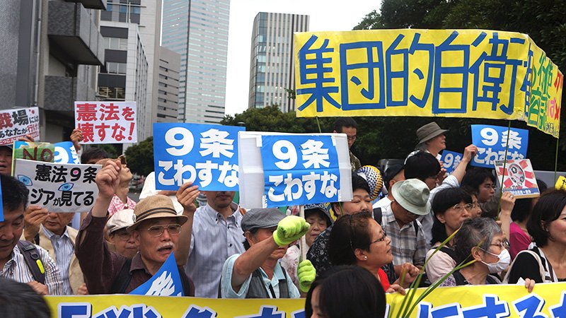 Los manifestantes portan pancartas con el mensaje “No destruyas el Artículo 9”, en referencia al artículo de la constitución en el que Japón renuncia a la guerra.