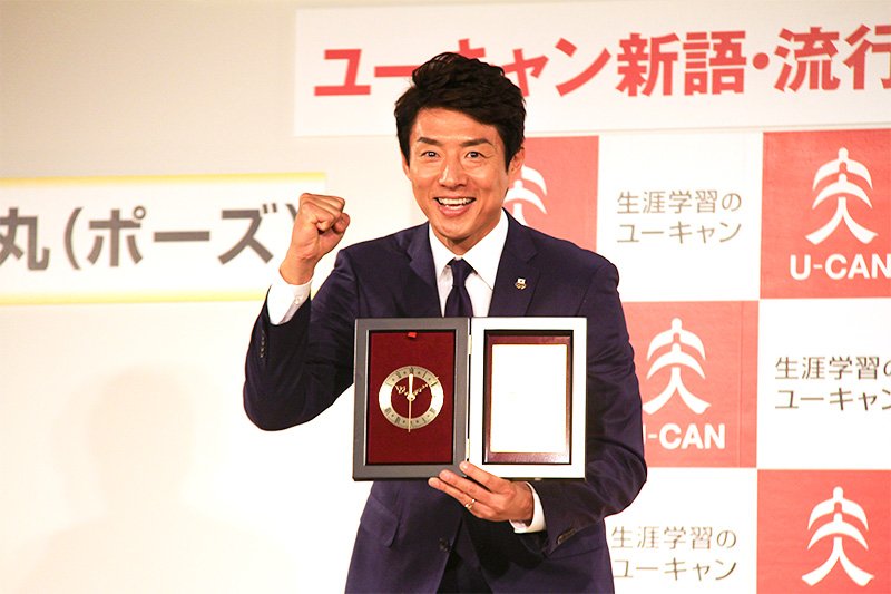 Matsuoka Shûzô accepte le prix pour le titre de sa publication.
