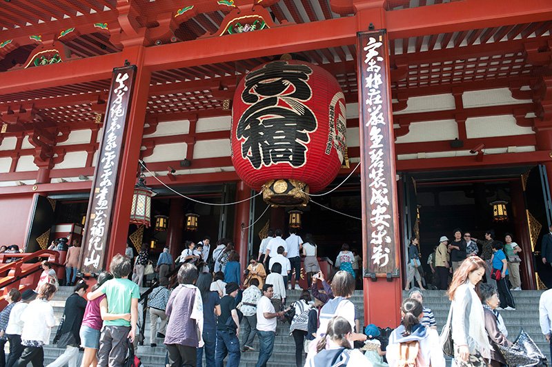 浅草寺本堂前。