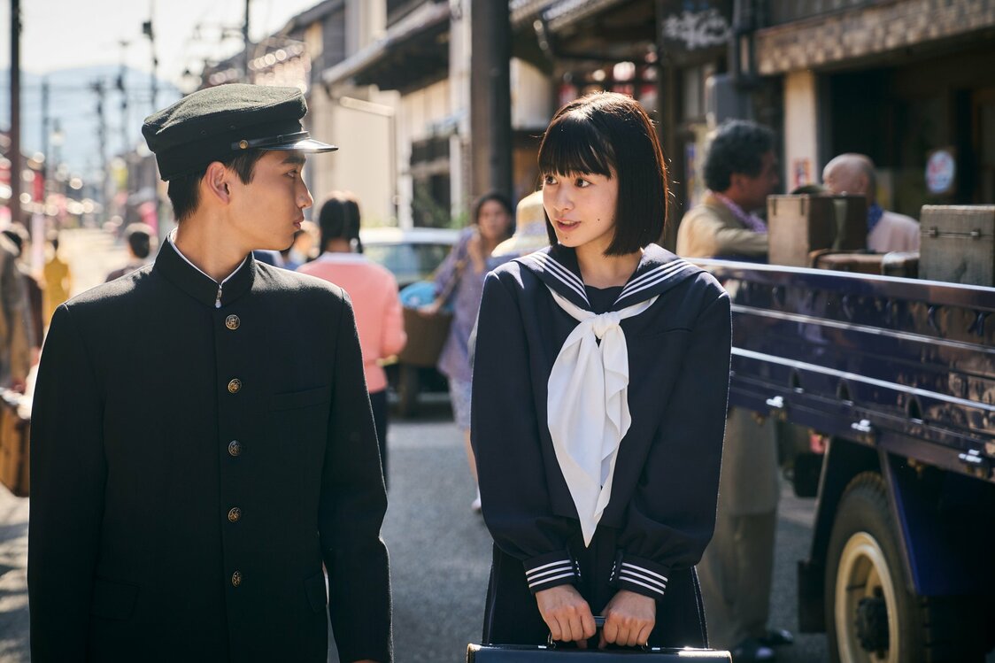 話もできなかった憧れの長瀬智子（磯谷萌々子）が目の前にいるなんて！　©︎2026 映画「遥かな町へ」BARCOS