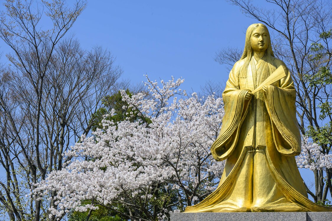 Una estatua de aproximadamente tres metros de Murasaki Shikibu. En la primavera se engalana con los cerezos en flor que hay en el parque. (Fotografía: Asociación de Turismo de la prefectura de Fukui)