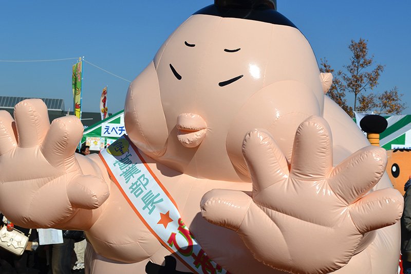 巨大な力士をかたどった飯能市のエアー着ぐるみ「ぴあにしき」