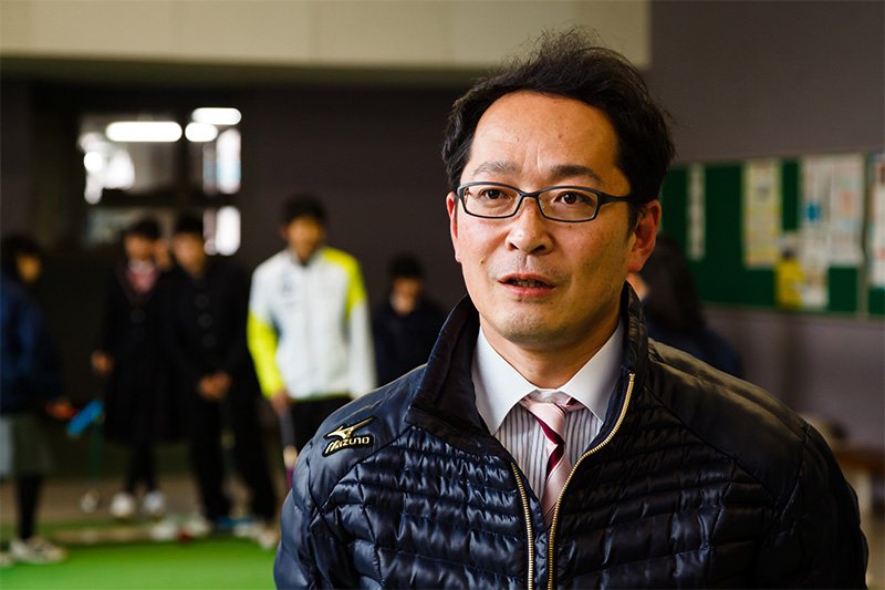 门球队顾问乘田修一老师满腔热情地指导孩子们训练，还专门考取了中型车驾照以便开车带队远征