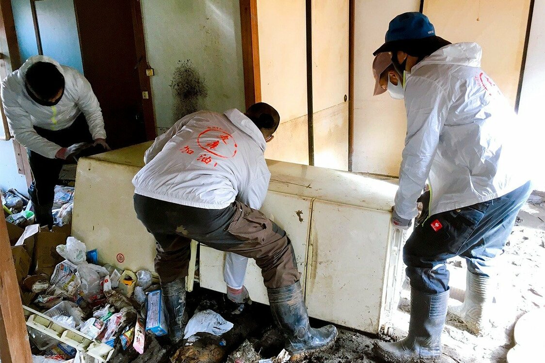 丸森町で災害復興活動に従事する台湾人ボランティア（陳一銘さん提供）