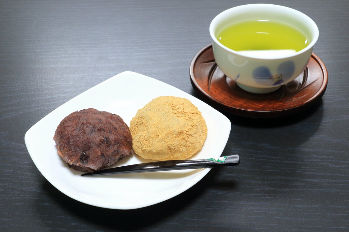 原則上「飲品放在食物右側」（PIXTA）