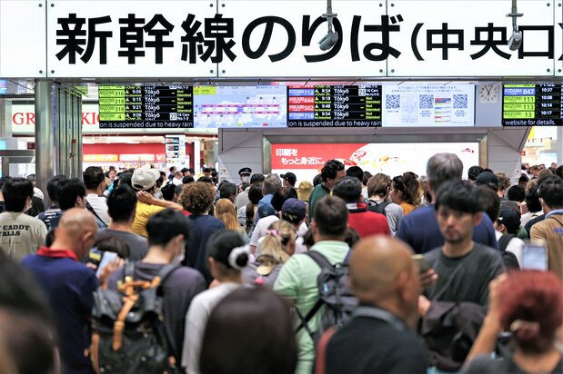JR新大阪站的新干线乘车点(16日上午)因暴雨晚点导致大量乘客滞留(时事社)