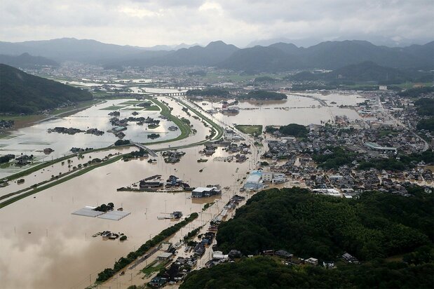冠水したJR北方駅（手前）と水田、住宅街＝2019年8月28日、佐賀県武雄市（時事）