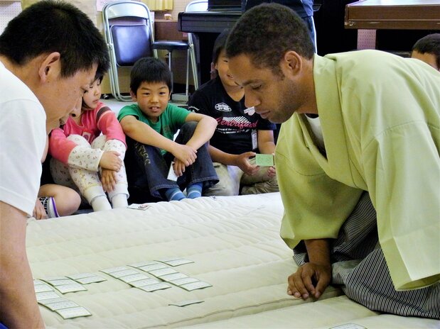 The number of people overseas who have embraced competitive karuta due to Chiyaharafuru is increasing. Pictured is New Zealand native Linton Rathgen, who visited Higashihama Elementary School in Ishinomaki, Miyagi Prefecture, on May 17, 2011, to demonstrate karuta for children affected by the Great East Japan Earthquake. (© Jiji)