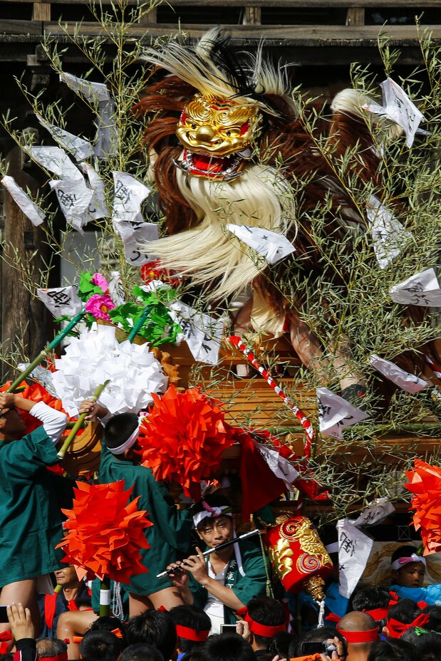 屋台の宮入りでは大幟(のぼり)を先頭に、獅子(しし)舞いと、獅子屋台(だんじり)が露払いをする