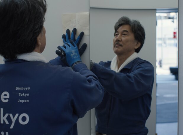トイレ清掃の仕事に黙々と打ち込む平山(役所広司) ©2023 MASTER MIND Ltd.